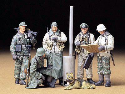 GERMAN SOLDIERS AT FIELD BRIEFING 1/48