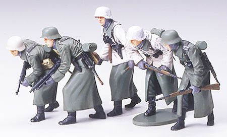 GERMAN ASSAULT INFANTRY W/WINTER GEAR