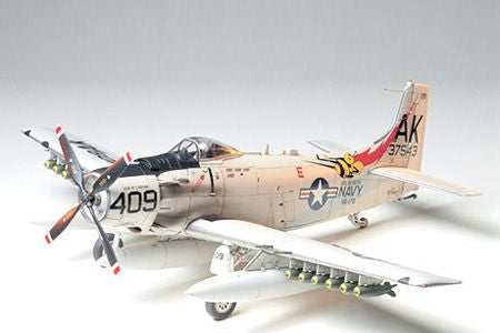 DOUGLAS A-1H SKYRAIDER US NAVY 1/48